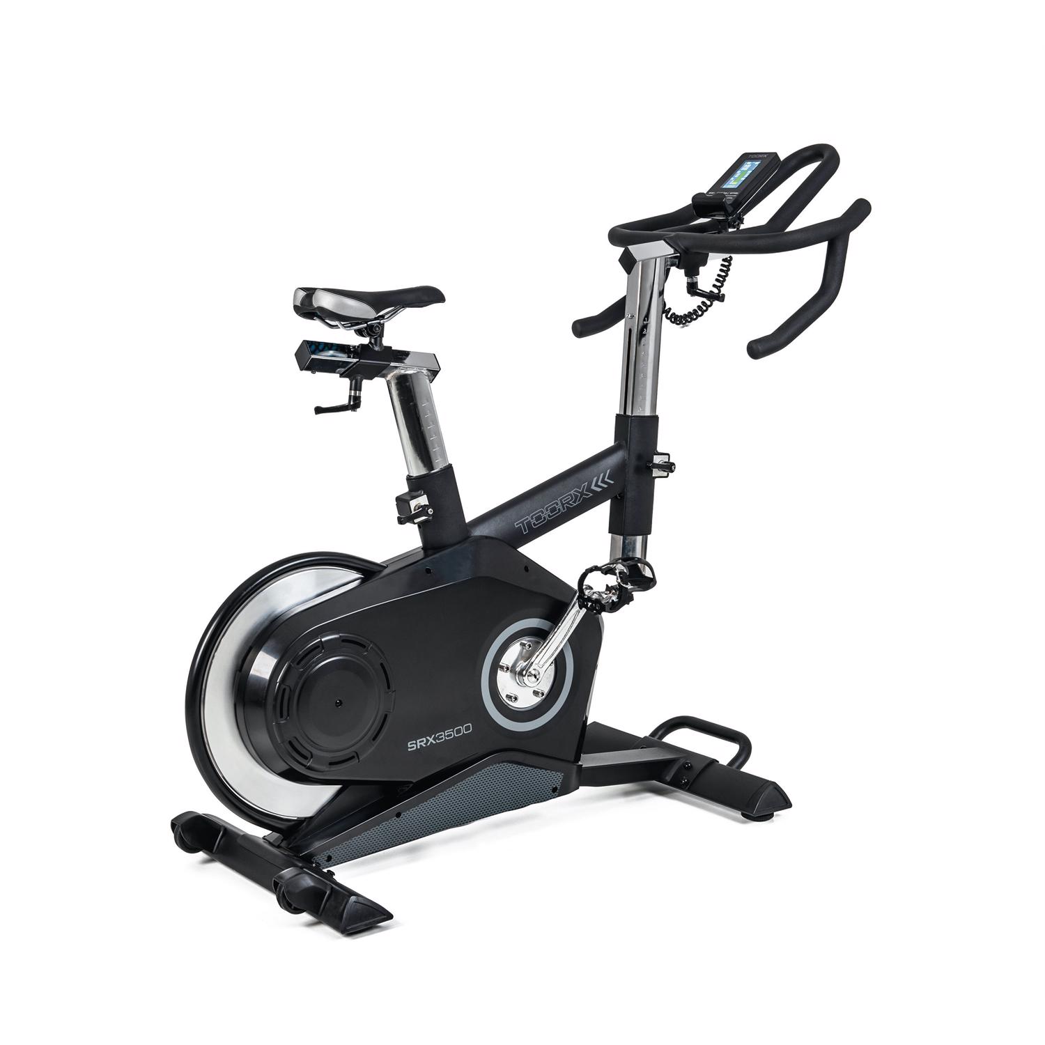 Dette er en TOORX SRX 3500 Indoor Bike, spinningscyklen er sort med lysegrå accenter og tekst