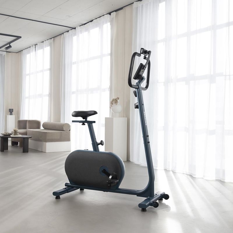 Klassisk motionscykel i vardagsrum – idealisk för konditionsträning och daglig motion.