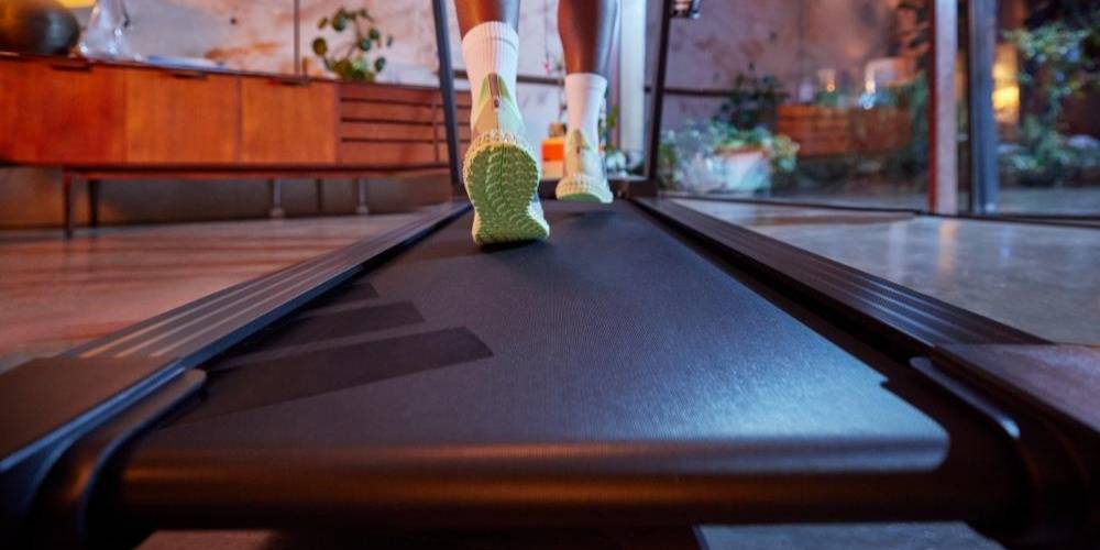 Löpare på adidas löpband med skärm och träningsappar