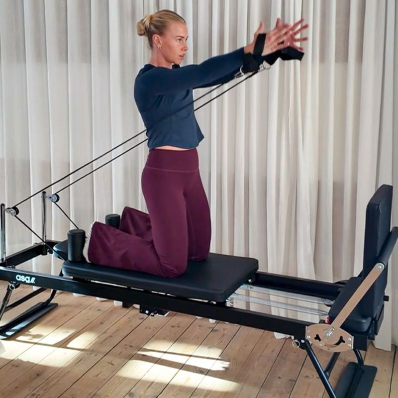 Reformer pilates träningsmaskin för effektiv helkroppsträning