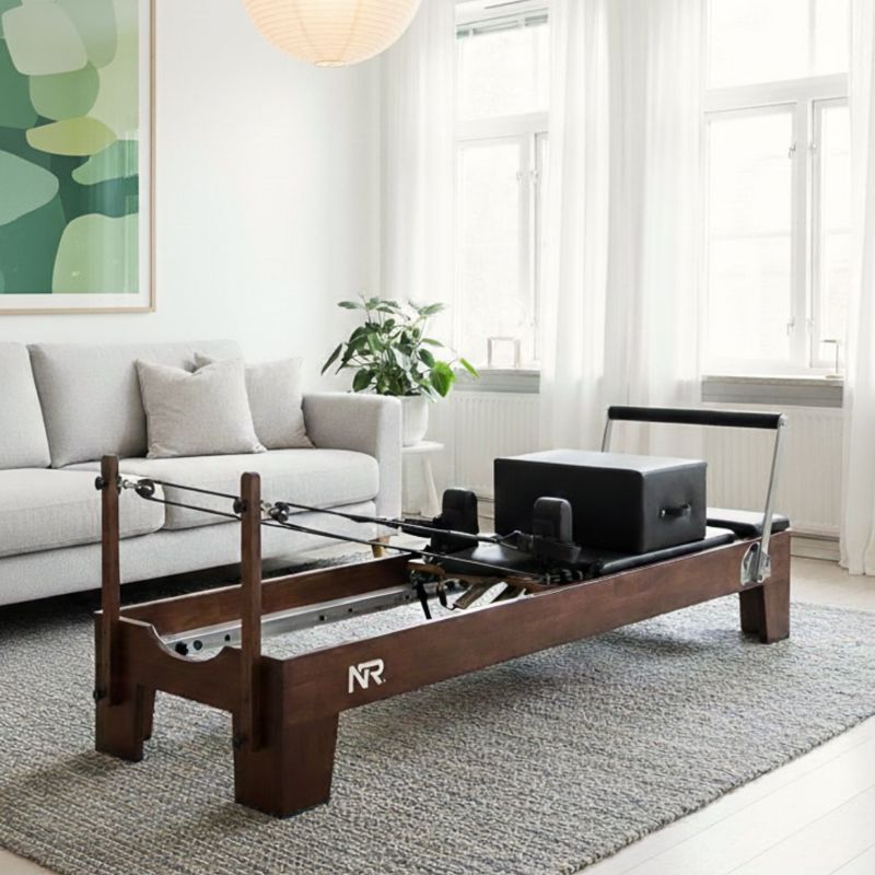 Reformer pilates-maskin uppställd i vardagsrummet för hemmaträning
